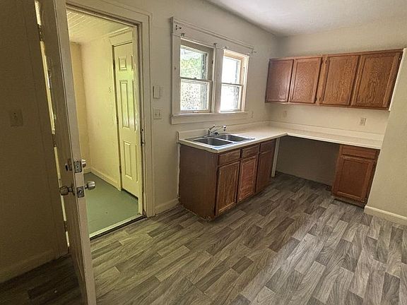 5th image of 935 E 131st St