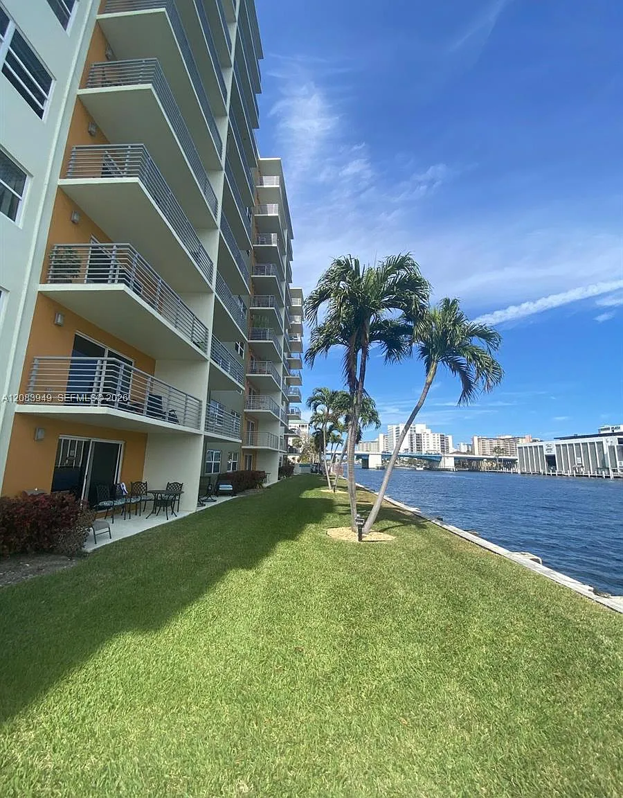 Lauderdale Tower Condo — Photo 2