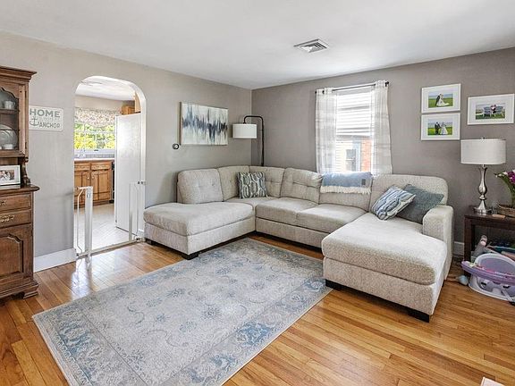 5th image of 62 Gardiner Ave