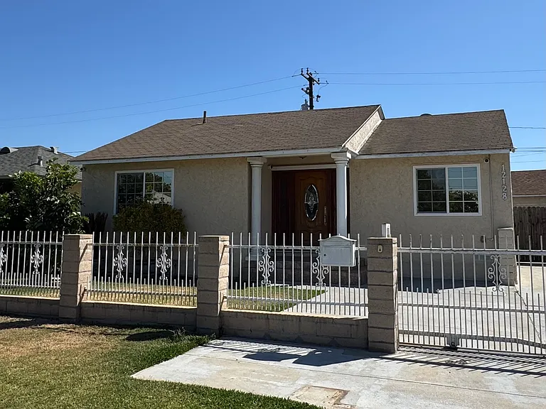12128 Maryvine St — Photo 16