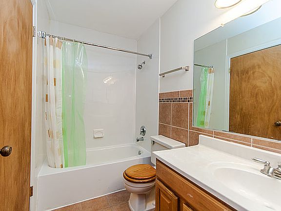 4th image of 22448 Franklin Dr