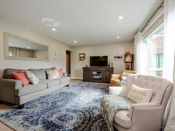 346 Edmunton Drive #L17, North Babylon, NY 11703
