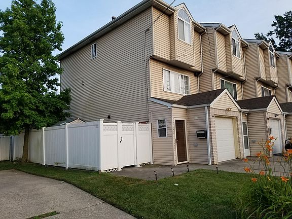 3rd image of 3024 Hylan Blvd #3