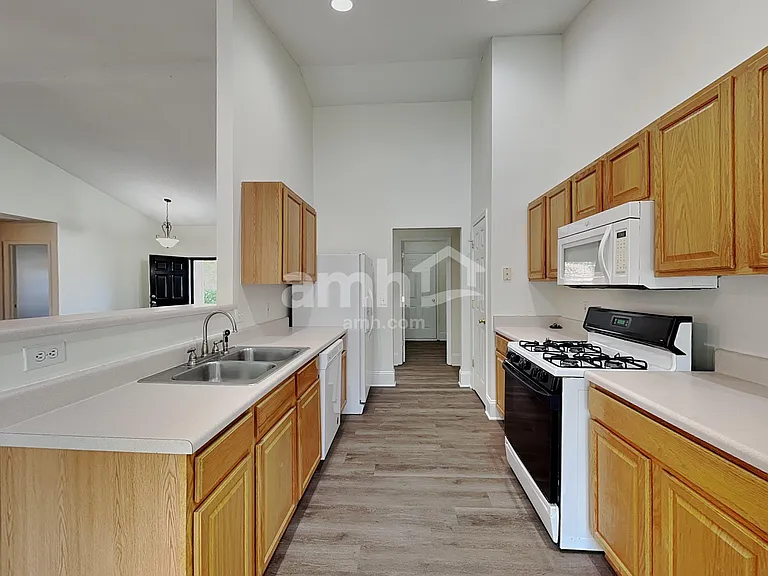 4008 Edgeview Dr — Photo 3