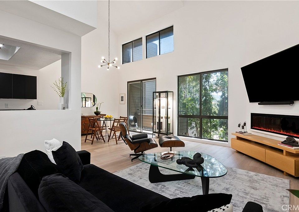1st image of 13331 Moorpark St APT 315