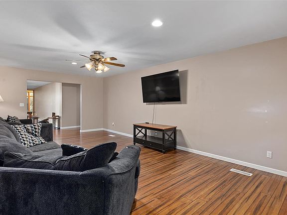4th image of 200 Lorraine Dr