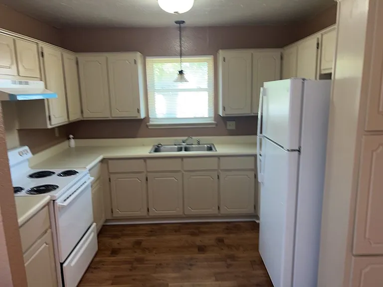 2212 Silverhill Dr — Photo 2