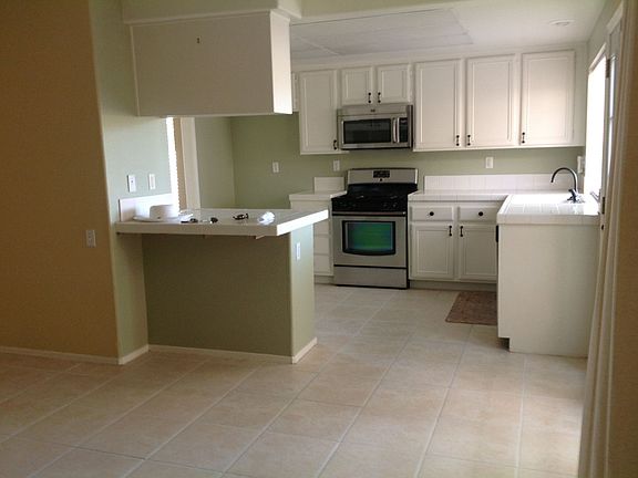 kitchen opens to Fam/Rm