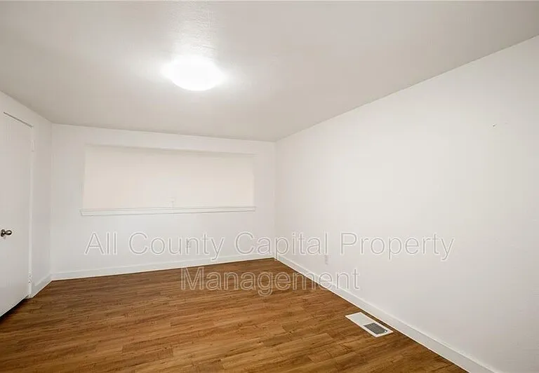 502 W 35th St #205 — Photo 11
