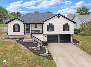 905 Brent Ct, Greenwood, MO 64034