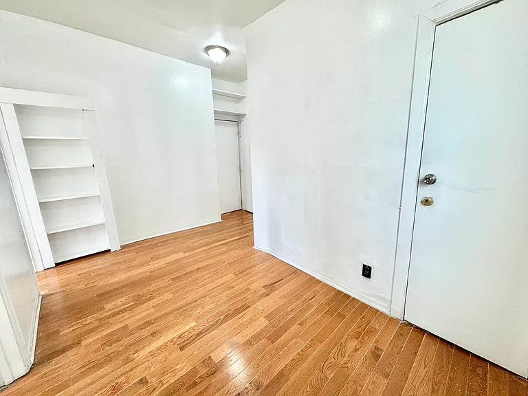 122 31st St #1R — Photo 6