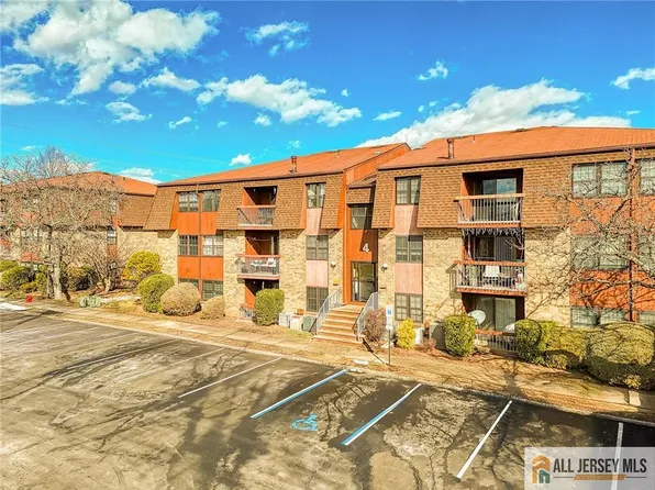 37 Powderhorn Ct #371, Woodbridge, NJ 07095