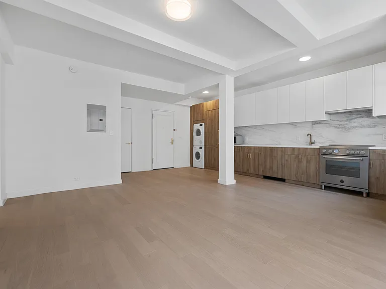 340 E 52nd St #A — Photo 1