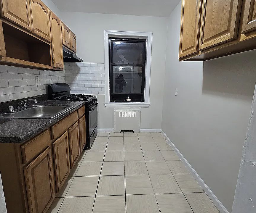 1st image of 26 Van Velsor Pl #6R