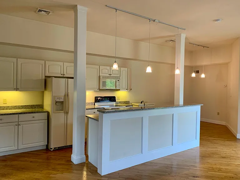 105 N King St — Photo 8