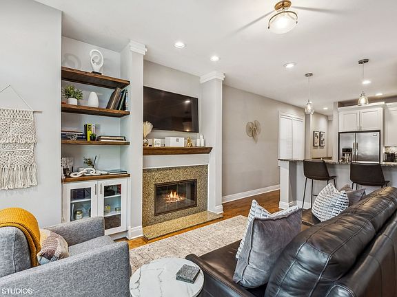 4th image of 1620 N Oakley Ave #1