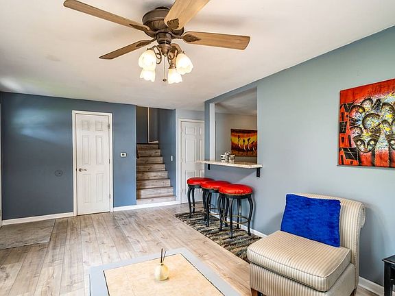 3rd image of 6821 Lake Crest Ct