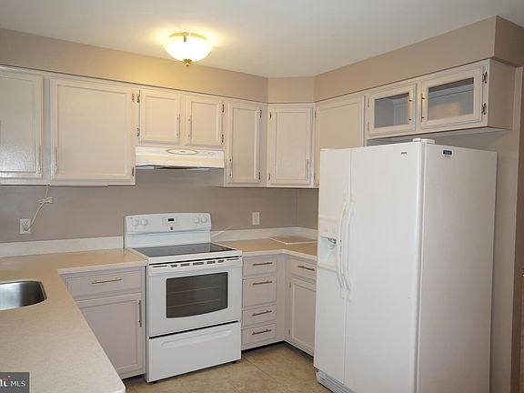 4th image of 2827C S Wakefield St