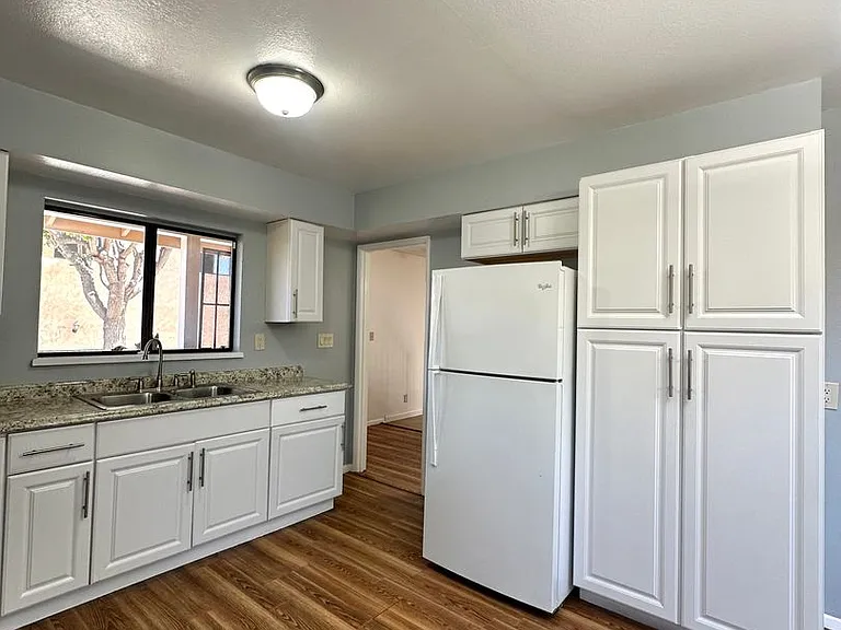 1009 E Haley St — Photo 11