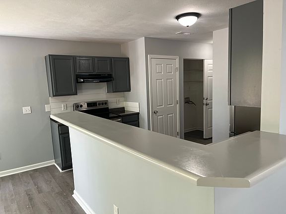 5th image of 408 Gladstone Dr