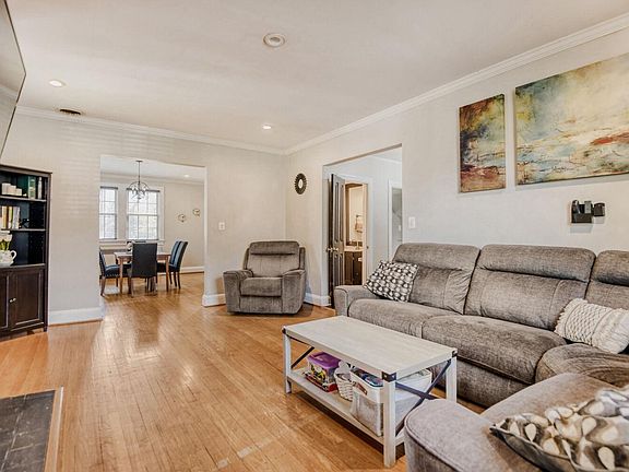 5th image of 211 E Lake Ave