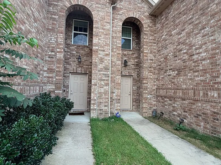 449 Woodgrove Dr — Photo 1