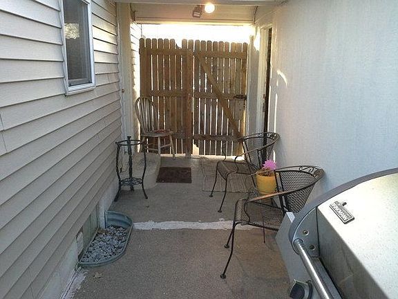 3rd image of 1611 N Huston Ave