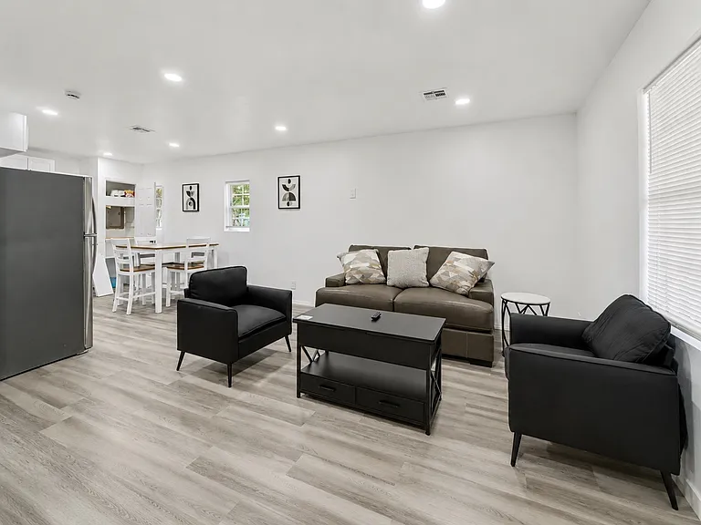 420 SE 22nd St — Photo 5