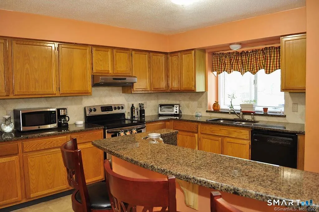 3 bed, 2.5 bath, 1900 sqft, $2,350 — Photo 2