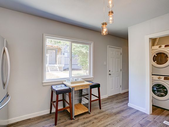 Laundry room, full size w/d 