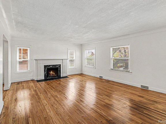 5th image of 18112 Northlawn St