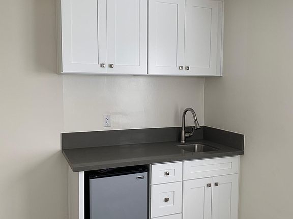 2nd image of 858 Lincoln Blvd