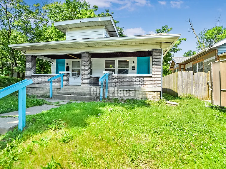 810 N Gladstone Ave — Photo 2