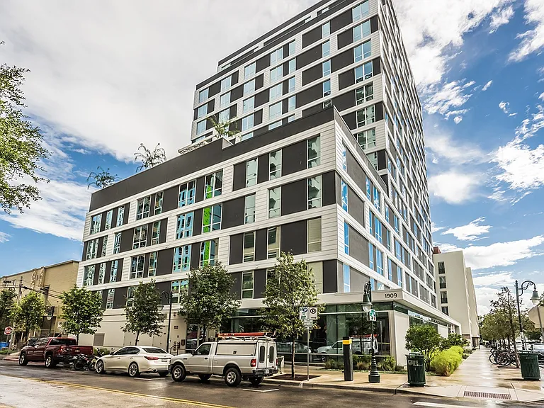 Exterior Building 0Signature 1909 - Luxury Off-Campus Apartments Near University of Texas Austin UT - 1909 Rio Grande Street