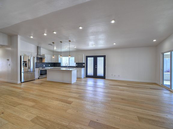 4th image of 239 E Dahlia Dr