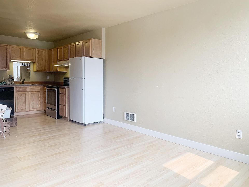 1st image of 122 W Main St APT 209