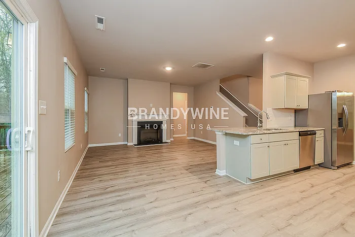 5 bed, 3.0 bath, 2544 sqft, $2,495 — Photo 4