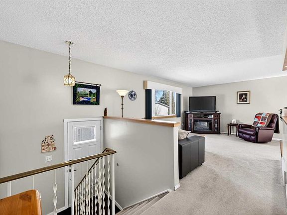 3rd image of 152 S Maddock Way NE