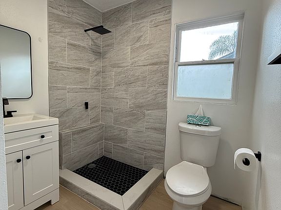 4th image of 1330 Cloverlawn Ave #A
