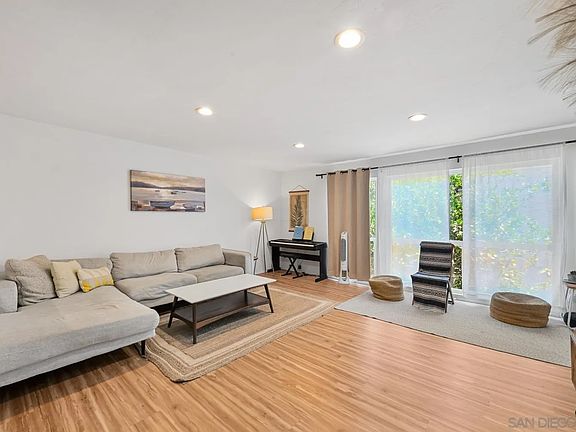 4th image of 2610 Torrey Pines Rd APT C22