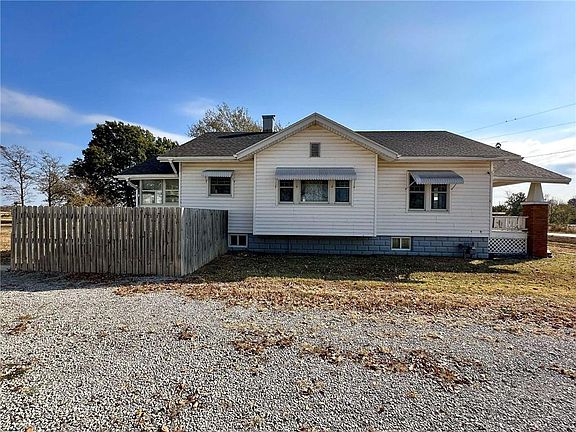 3rd image of 1510 E Roseland Blvd
