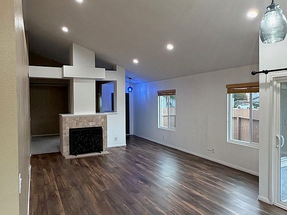 4th image of 1845 Blackhawk Ave #1