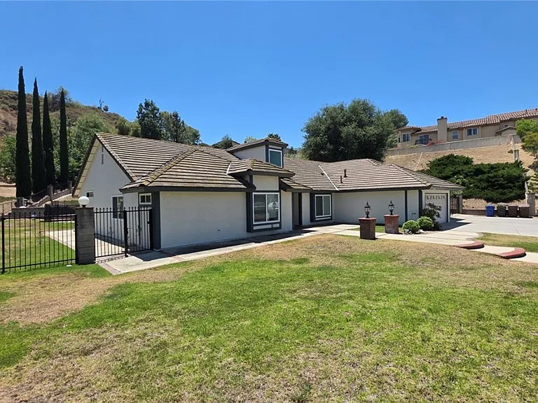 20800 Regency Ct — Photo 3
