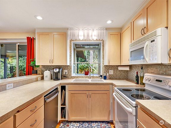 5th image of 2515 Willa St NE
