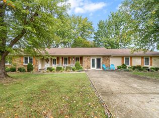 100 Lakeview Cir, Tennessee Ridge, TN 37178