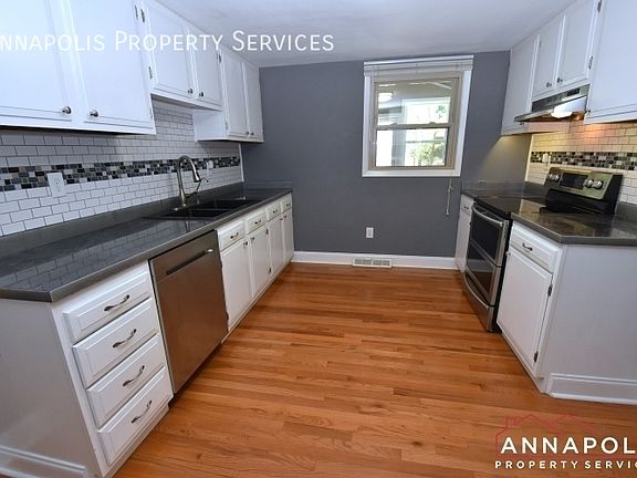 4th image of 700 Mount Alban Dr