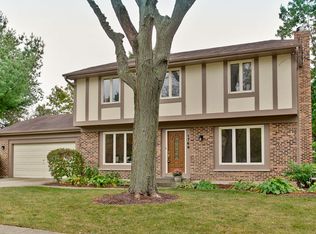 1769 Cass Ct, Libertyville, IL 60048