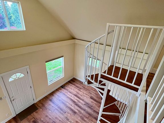 5th image of 1104 Puget St NE