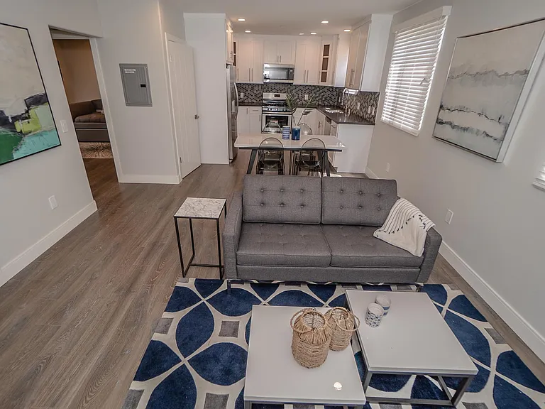 2631 S La Salle Ave — Photo 30