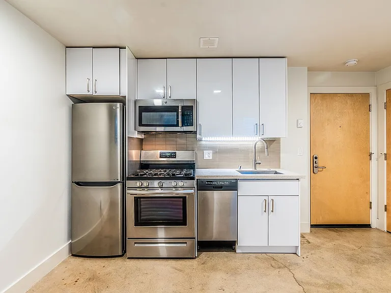 423 Terry Apartment — Photo 22
